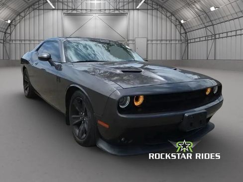 Used 2017 Dodge Challenger SXT RWD image 5