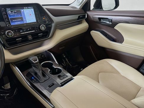 Used 2020 Toyota Highlander Limited image 25