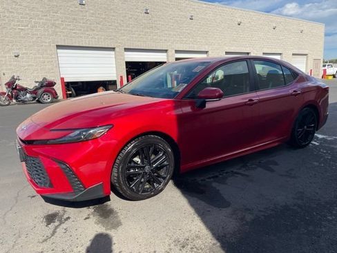 Used 2025 Toyota Camry SE FWD image 4