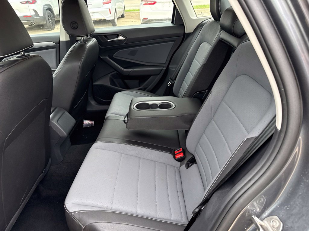 Used 2025 Volkswagen Jetta SE FWD image 13