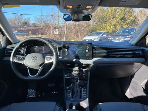 Used 2025 Volkswagen Jetta SE image 32