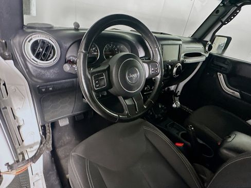 Used 2016 Jeep Wrangler Rubicon w/ Power Convenience Group image 18