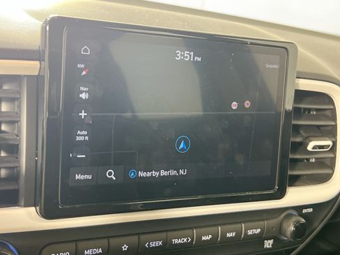 Used 2024 Hyundai Venue Limited FWD image 13