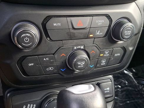Used 2023 Jeep Renegade Latitude AWD/4WD image 15