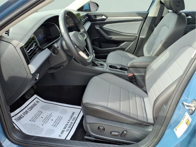 Used 2025 Volkswagen Jetta SE FWD image 17