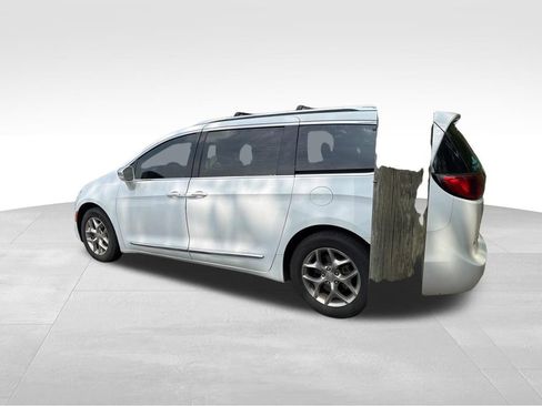 Used 2018 Chrysler Pacifica Limited FWD image 5