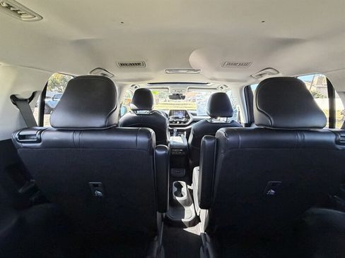 Used 2022 Toyota Highlander XLE AWD/4WD image 33