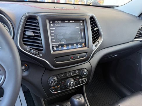 Used 2022 Jeep Cherokee Trailhawk w/ Comfort/Convenience Group AWD/4WD image 23