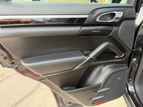Used 2017 Porsche Cayenne AWD/4WD image 16