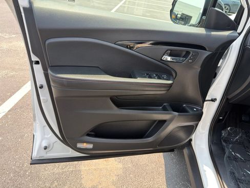 Used 2025 Honda Ridgeline Black Edition image 13
