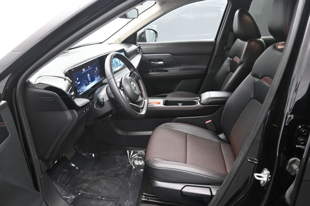 Used 2026 Nissan Kicks SR FWD image 34