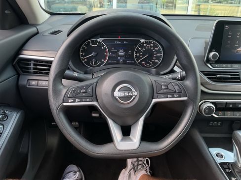 Used 2025 Nissan Altima 2.5 SV FWD image 26