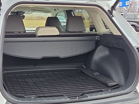 Used 2024 Toyota Corolla Cross XLE image 9