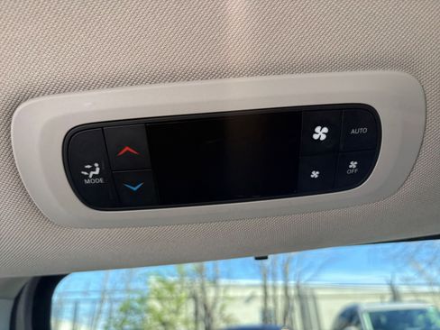 Used 2023 Chrysler Pacifica Touring-L FWD image 23