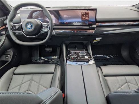 Used 2025 BMW i5 xDrive40 w/ Premium Package image 17