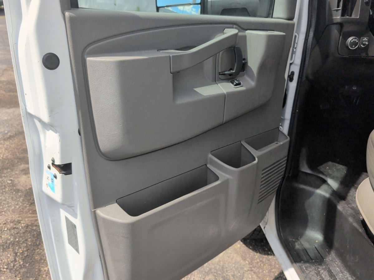 Used 2016 Chevrolet Express 4500 RWD image 21