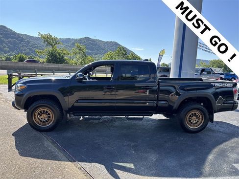 Used 2021 Toyota Tacoma TRD Off-Road image 8