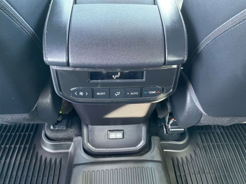 Used 2023 Toyota Highlander XLE AWD/4WD image 18
