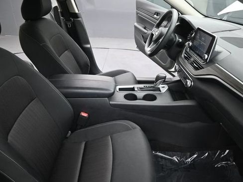Used 2025 Nissan Altima 2.5 SV FWD image 22