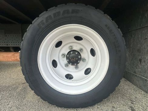 Used 2020 Isuzu NPR image 29