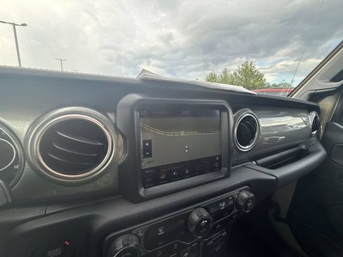 Used 2022 Jeep Gladiator Overland w/ LED Lighting Group AWD/4WD image 20
