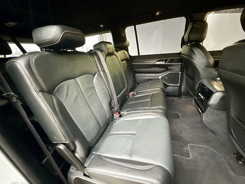 Used 2023 Jeep Wagoneer L Series II image 32