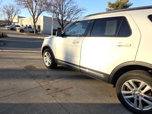 Used 2018 Ford Explorer XLT w/ Equipment Group 201A image 8