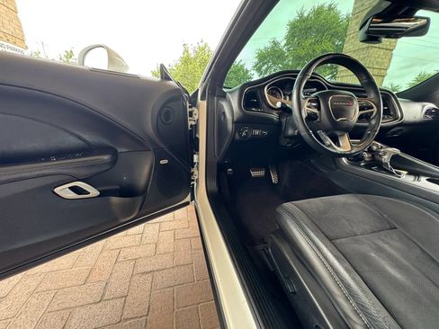 Used 2018 Dodge Challenger R/T Scat Pack w/ Leather Interior Group RWD image 16