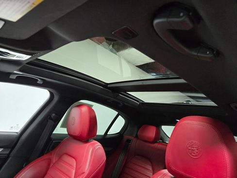 Used 2022 Alfa Romeo Stelvio Veloce image 9