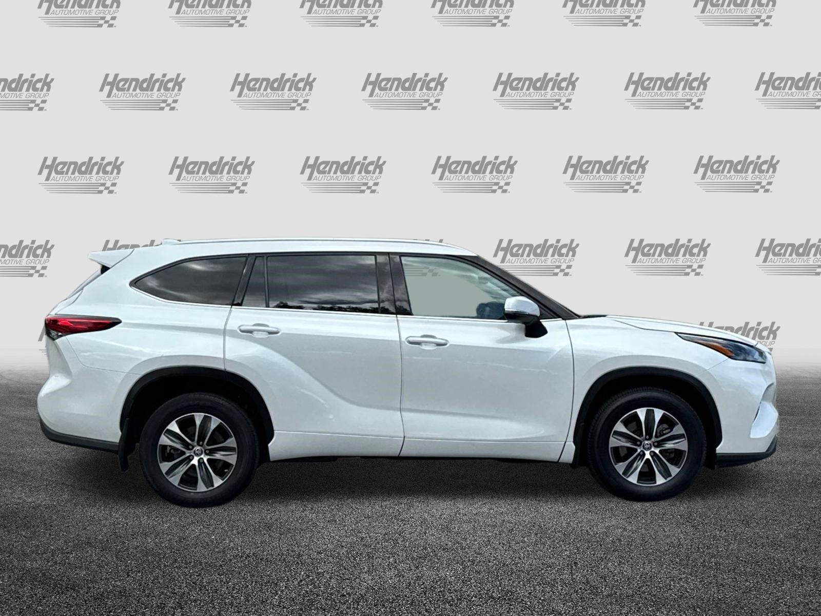 Used 2022 Toyota Highlander XLE AWD/4WD image 3