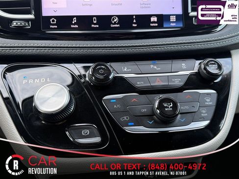 Used 2024 Chrysler Pacifica Limited FWD image 27