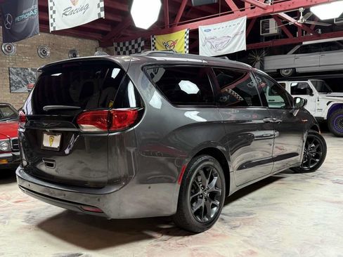 Used 2019 Chrysler Pacifica Touring-L Plus w/ Advanced Safetytec Group FWD image 4