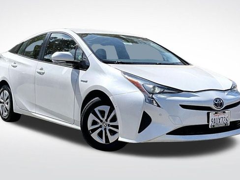 Used 2018 Toyota Prius Two w/ Prius Two Safety Plus Package FWD image 3