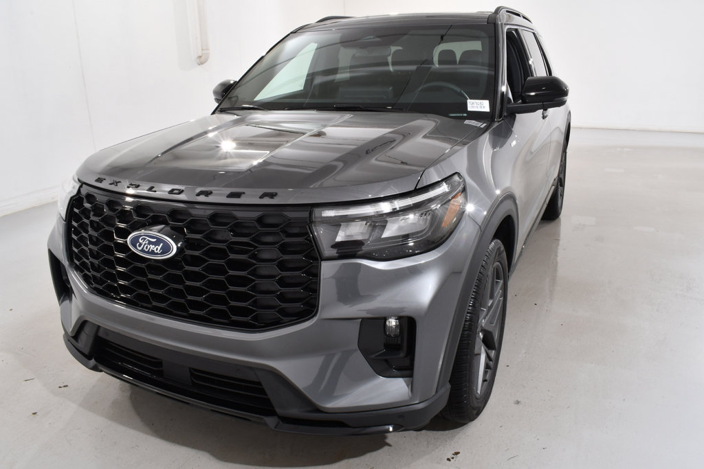 Used 2026 Ford Explorer ST-Line w/ ST-Line Street Pack AWD/4WD image 2