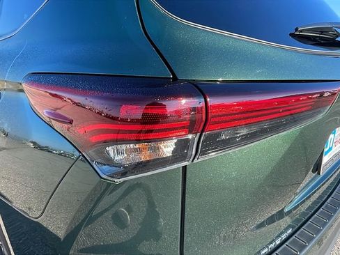 Used 2025 Toyota Highlander XLE image 11