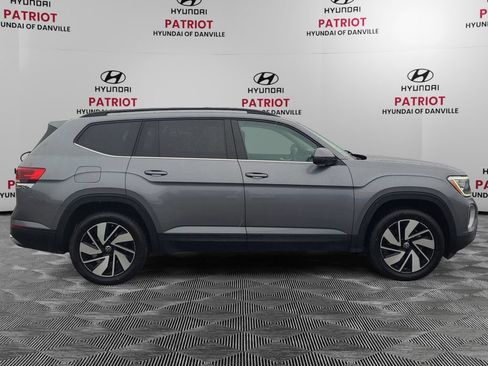 Used 2025 Volkswagen Atlas SE FWD image 2