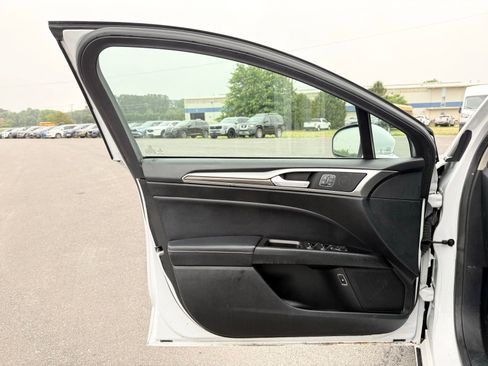 Used 2018 Ford Fusion SE w/ Equipment Group 602A FWD image 11