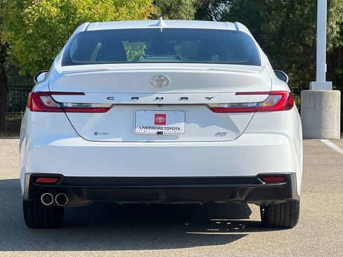 Used 2025 Toyota Camry SE FWD image 5