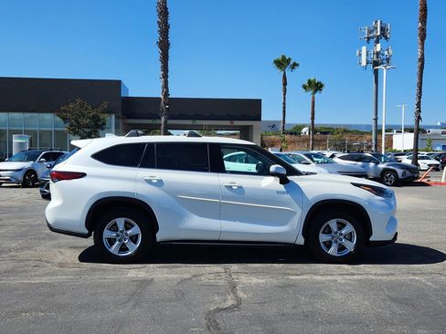 Used 2021 Toyota Highlander LE FWD image 8