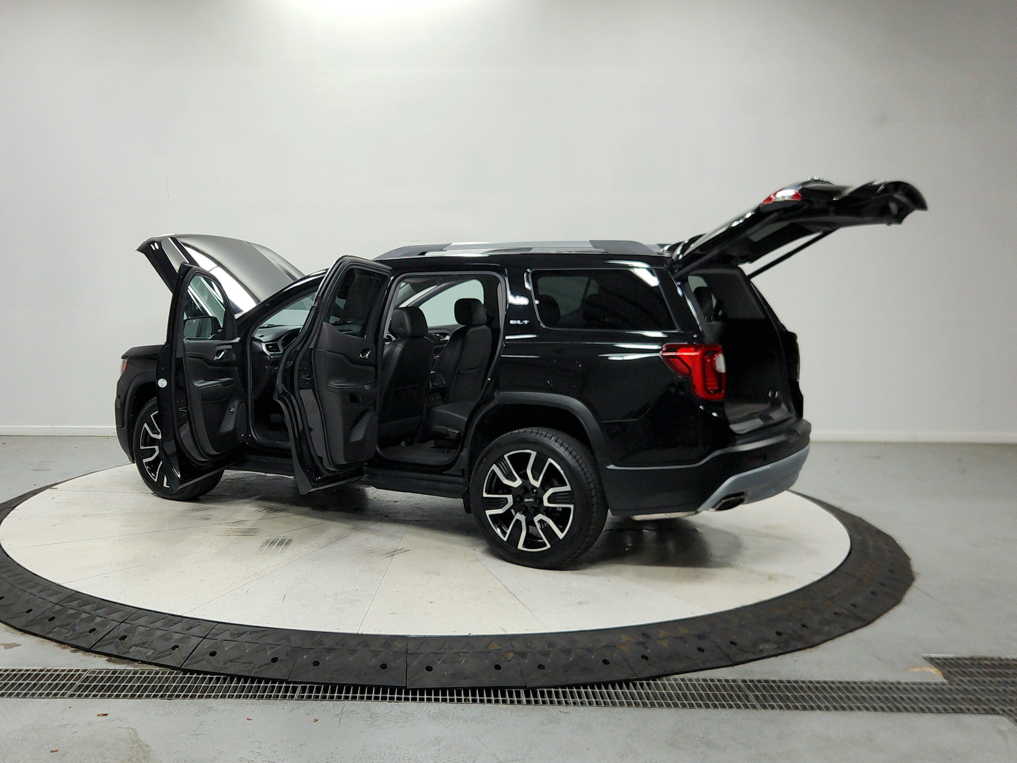 Used 2020 GMC Acadia SLT w/ LPO, Black Accent Package FWD image 14