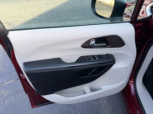 Used 2022 Chrysler Voyager LX FWD image 27