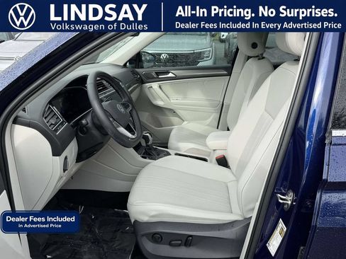Used 2024 Volkswagen Tiguan SE w/ Panoramic Sunroof Package FWD image 11