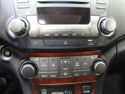 Used 2011 Toyota Highlander Limited w/ Tow Pkg AWD/4WD image 17