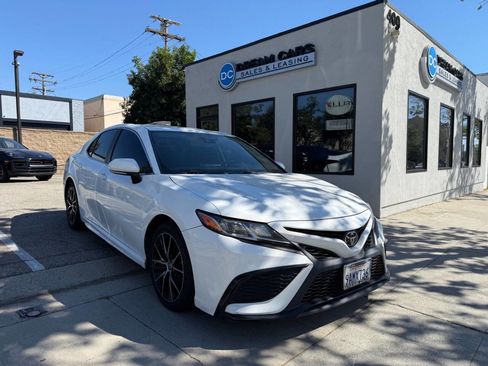 Used 2022 Toyota Camry SE image 2