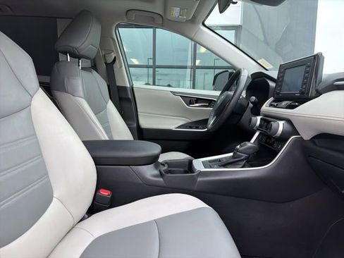 Used 2020 Toyota RAV4 XLE Premium image 12