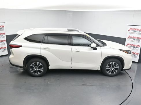 Used 2021 Toyota Highlander XLE AWD/4WD image 31