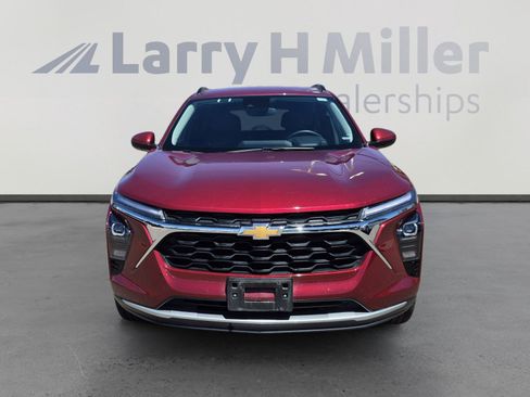 Used 2025 Chevrolet Trax LT w/ LT Convenience Package image 12