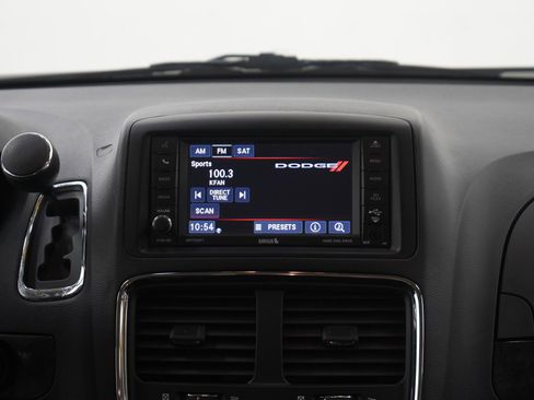 Used 2019 Dodge Grand Caravan SE w/ UConnect Hands-Free Group image 15