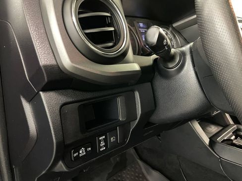 Used 2019 Toyota Tacoma TRD Off-Road AWD/4WD image 26