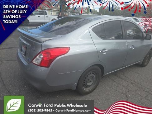 Used 2013 Nissan Versa SV FWD image 10